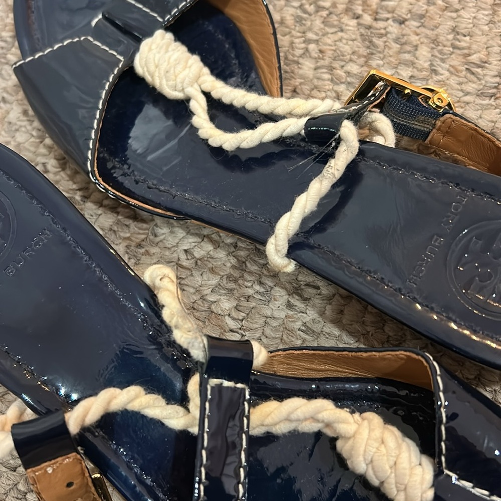Tory Burch Navy Patent Leather Rope Strap Sandals with Gold Logo - Picture 8 of 8